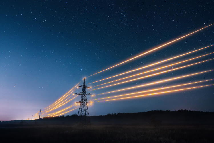 Antenne électrique dans un champ avec un ciel étoilé antenne élec dans une nuit étoilée