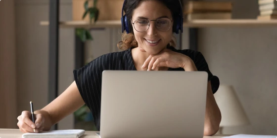 femme devant un ordinateur
